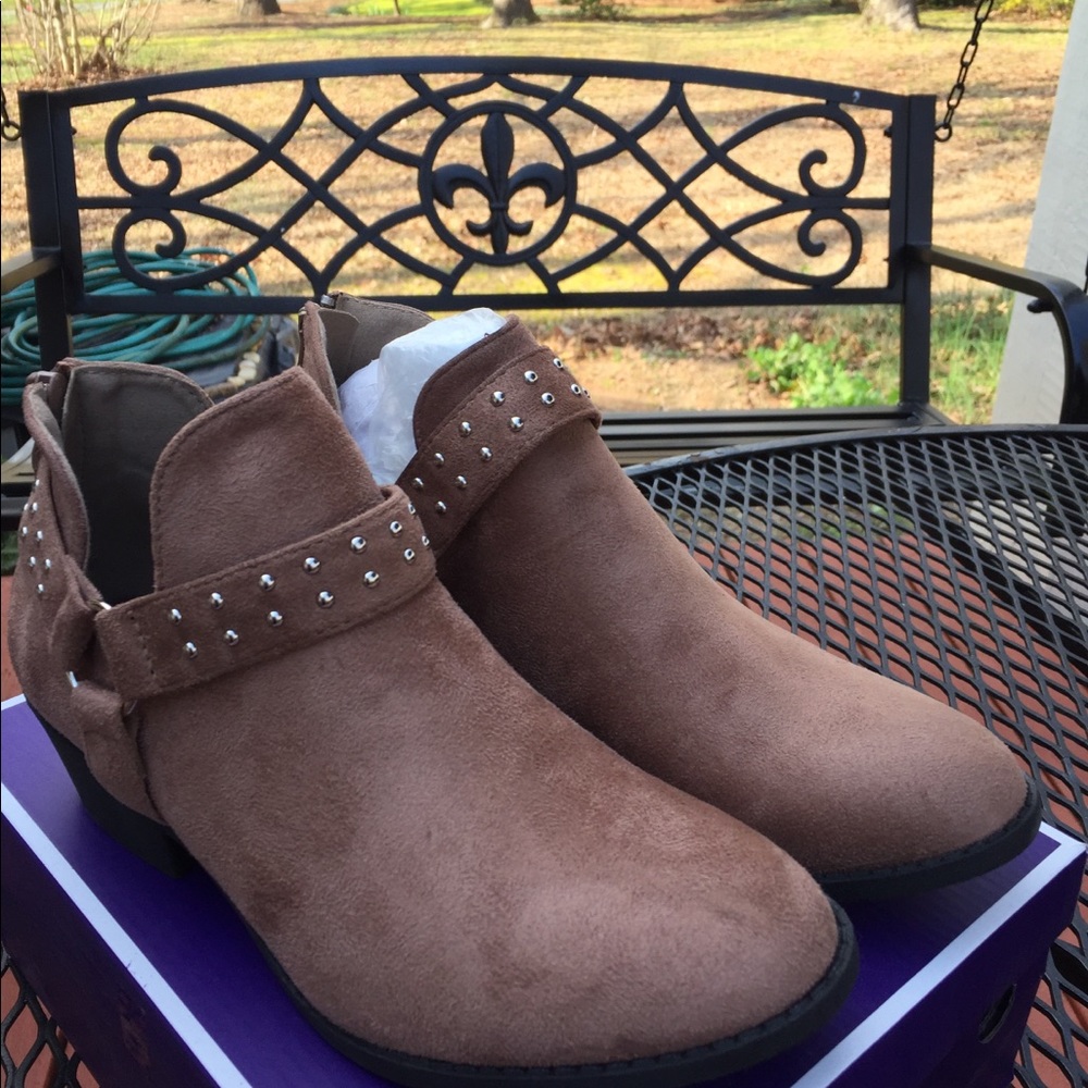 New boots ๐ข - Picture 2 of 5